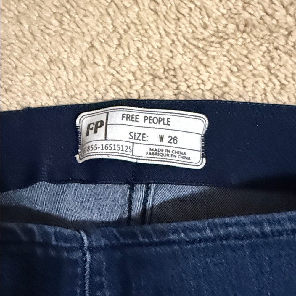 Free People dark washed pull up flares size 26 - Picture 2 of 3
